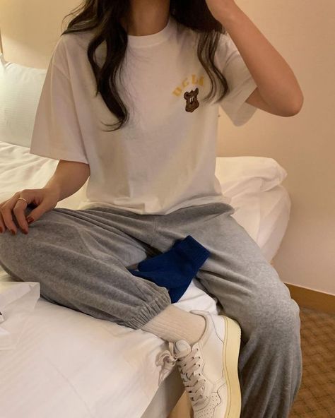 Comfy Korean Outfits, Casual Home Outfits, Boyish Outfits, Korean Casual Outfits, Outfit Inspo Casual, Casual Day Outfits, Lazy Outfits, Fashionista Clothes, Home Outfit