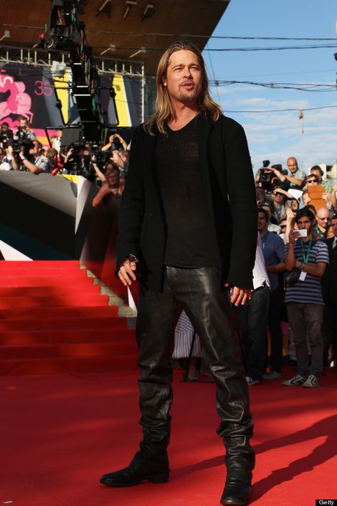 Brad Pitt Really, Really Loves His Monochromatic Outfits (PHOTOS) | HuffPost Brad Pitt True Romance, Brad Pitt Style 2022, Brad Pitt Images, Brad Pitt Meet Joe Black, Brad Pitt Gq, Brad Pitt Hair, Leonardo Dicaprio Girlfriend, Brad Pitt Photos, Tight Leather Pants