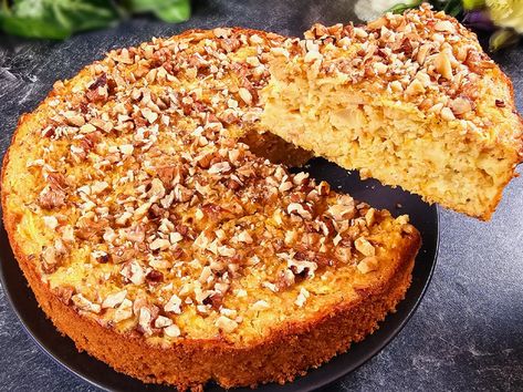 If you have a cup of oatmeal and apples, make this healthy cake! Juicy carrot and apple pie. No flour, white sugar or butter. A simple and healthy dessert for the whole family. Healthy food is simple and delicious. Healthy Cake, No Sugar, Healthy Dessert, Apple Pie, Crackers, Oats, Apples, Healthy Food, Nuts