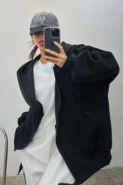 Zipup Hoodie Outfit, Crewneck Sweaters, Korean Clothing, Outfit Shop, Women's Sweatshirts, La Girl, Sweatshirts And Hoodies, Hoodie Outfit, Zip Up Hoodies