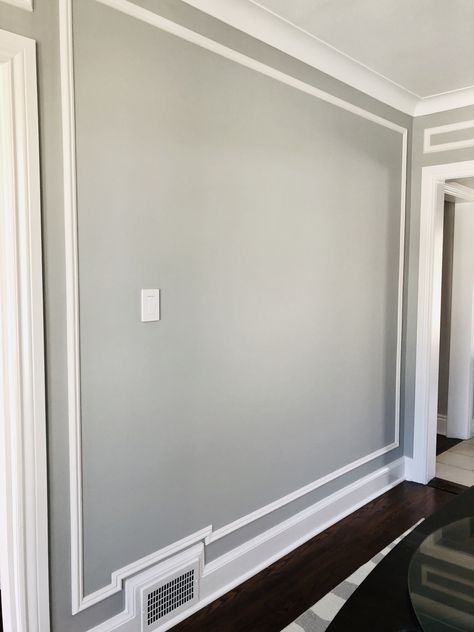 Molding Paint Ideas, Moulding Design, Light Grey Background, Frame Molding, Wall White, Wall Borders, Picture Frame Molding, Grey Wall, Painted Paneling