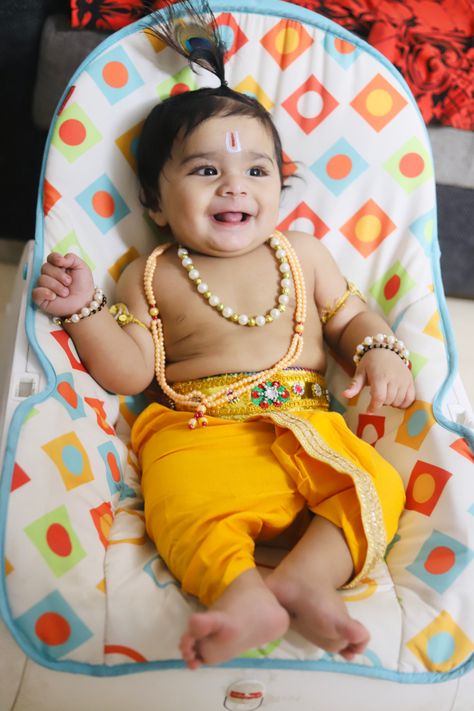 Born Baby Pics, Baby Milestone Photos, Baby Photoshoot Boy, Black Beads Mangalsutra Design, Bridal Hair Buns, Newborn Baby Photoshoot, Baby Boy Photography, Little Krishna, Baby Krishna