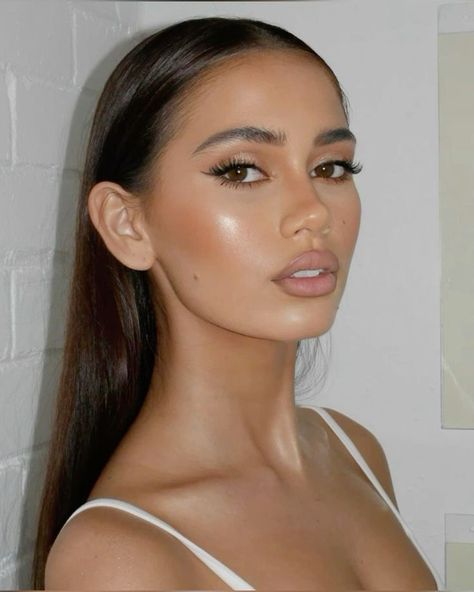 Smokey Glowy Makeup, Bronze Everyday Makeup, Simple Aesthetic Makeup Looks Brown Eyes, Brown Espresso Make Up, Bronzed Eye Makeup Look, Day Makeup Brown Eyes, Bronze Natural Makeup Look, Bronzy Natural Makeup, Dark Neutral Makeup