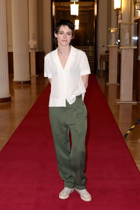 Kristen Stewart, 2023 Kristen Stewart Street Style, Tomboy Streetwear, Kirsten Stewart Style, Allison Bornstein, Neutral Outfit Aesthetic, Andro Fashion, Kristen Stewart Hair, Gender Neutral Outfits, Berlin Film Festival