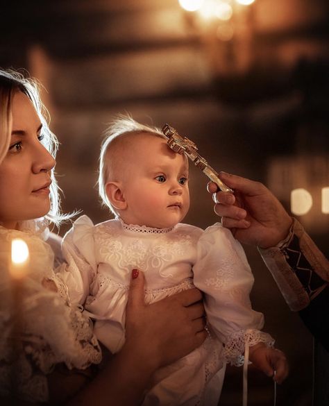 Christening Photoshoot Ideas, Baptismal Picture Ideas, Baptism Photography Ideas, Vintage Baptism, Christening Photography, Baptism Photography, Christening Photos, Catholic Baptism, Religious Photography