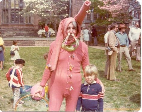 "Where's Billy?"    "Oh, he went off with the Easter Bunny"    "...wait, what Easter Bunny?" Easter Family Pictures, Bad Family Photos, Easter Bunny Pictures, Easter Bunny Costume, Awkward Photos, Creepy Vintage, The Creeper, Awkward Family Photos, The Boogeyman