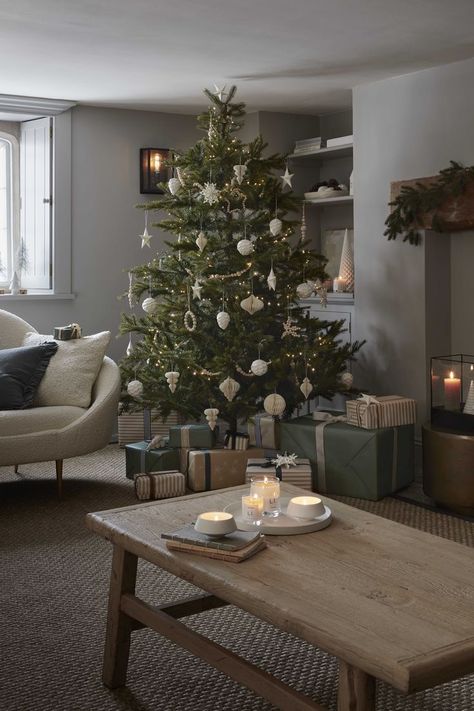 Christmas Salon, Scandinavian Christmas Trees, Outdoor Christmas Planters, Christmas Tree Decor Ideas, Tree Decor Ideas, Winter Planter, Tree Inspiration, Christmas Planters, Diy Aesthetic