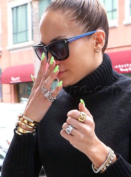 Jennifer Lopez's Nails Are On Fleek -  Photos - X17 Online Look Kylie Jenner, Celebrity Nails, Fake Diamond, Celebrity Engagement Rings, Classy Jewelry, Expensive Jewelry, Stacked Jewelry, Jewelry Lookbook, Hand Jewelry