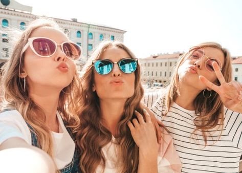 How Could VSCO Girls Help Save the Planet? | Earth911.com Face Emotions, Best Travel Trailers, Models Posing, Taking Selfie, Hipster Women, California Photos, Outfit Chic, Girl Trends, Portrait Photos