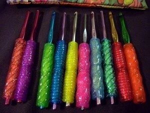 Pencil grips make crochet hooks more comfortable. | 30 Cheap And Brilliant Dollar Store Hacks Diy Crochet Hook, Crochet Hack, Pretty Crochet, Confection Au Crochet, Dollar Store Hacks, Crochet Tools, Crochet Motifs, Chale Crochet, Dollar Store Crafts