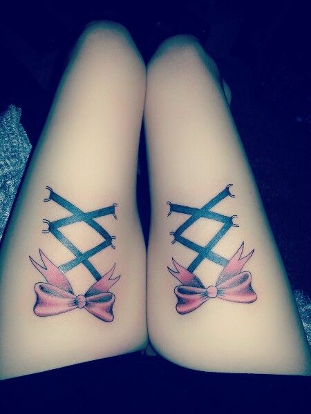 My new pink and black corset bow tattoos because body mods for lyfe ♡ ~ Pink Bow Tattoo Back Of Leg, Pink And Black Tattoo, Skull Leg Tattoo, Bows Tattoo, Bow Tie Tattoo, Art Corset, Pink Bow Tattoos, Pink And Black Corset, Lace Bow Tattoos