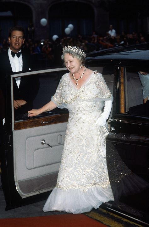 50 of the Greatest Gowns the Royal Family Has Worn Over Time Princesa Elizabeth, Royal Gowns, Queen Mom, The Queen Mother, Bright Pink Dresses, White Evening Gowns, Best Gowns, Queen Mum, Rainha Elizabeth Ii