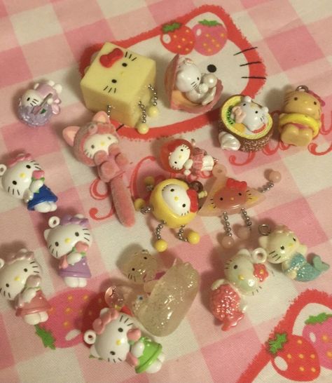 Cute Trinkets Aesthetic, Hello Kitty Figurines, Cute Collectibles, Kawaii Clay Ideas, Cute Trinkets, Hello Kitty Gotochi, Sanrio Things, 헬로키티 배경화면, Sanrio Stuff