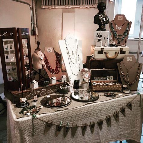 Market Table Display Ideas Jewelry, 10x10 Vendor Booth Layout, Art Vendor Booth Ideas, Jewelry Vendor Booth, Jewelry Booth Display, Jewelry Vendor Display, Festival Booth Display, Vintage Store Ideas, Jewelry Display Booth