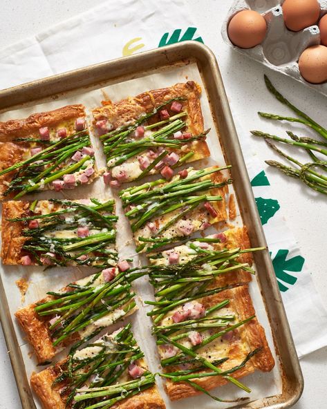 Ham Asparagus, Potato And Egg Breakfast, Asparagus Tart, Puff Pastries, Leftover Ham Recipes, Puff Pastry Tart, Greek Lemon Chicken, Diner Recept, Cheese Tarts