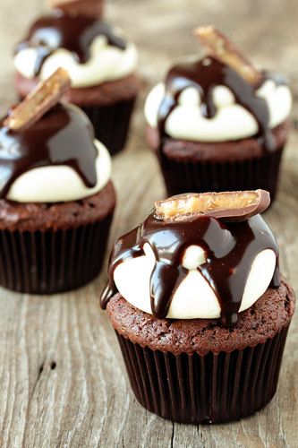 oh my goodness. These look delicious. Candy Bar Cupcakes, Heath Bar, Heath Bars, Dessert Cupcakes, Yummy Cupcakes, Food Cakes, Eat Dessert, Chocolate Cupcakes, Fruit Desserts