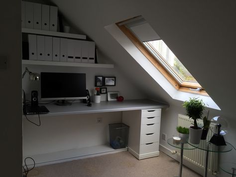 Slanted Roof Office, Slant Ceiling Bedroom, Office Sloped Ceiling, Attic Office Space Sloped Ceiling, Small Attic Office, Attic Office Ideas, Loft Office Ideas, Small Attic Spaces, Attic Workspace