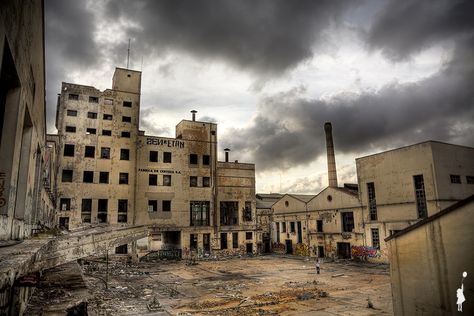 fabrica_abandonada cerveza Damm, Valencia Environment Photography, Apocalypse Art, Industrial Buildings, Abandoned Places, Valencia, Youtubers, House Styles, Building, For Sale