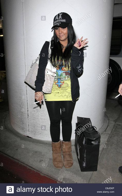 Download this stock image: Nicole 'Snooki' Polizzi Cast members from the reality television show 'Jersey Shore' arrive at LAX on a Delta flight from New - C6JEKP from Alamy's library of millions of high resolution stock photos, illustrations and vectors. Jersey Shore Paparazzi, Jersey Shore Club Outfits, Snookie Jersey Shore Outfits, Jersey Shore Outfits, Nicole Snooki, School Spirit Week, Jersey Day, Delta Flight, Jersey Girl