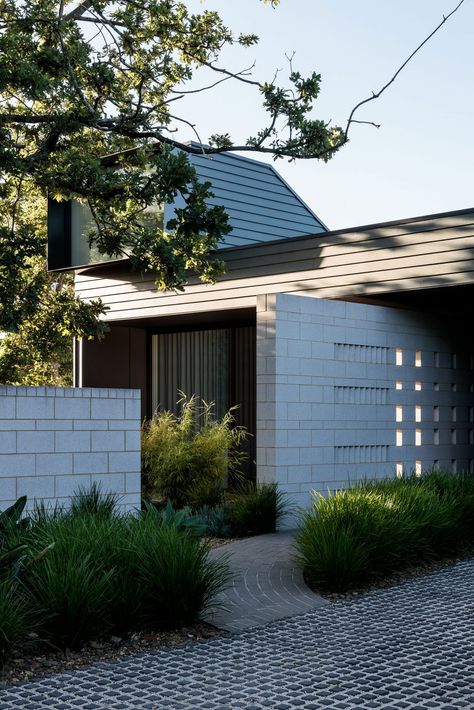 https://thelocalproject.com.au/attachment/heron-house-by-wolveridge-architects-project-feature-the-local-project-image-08/?parent=120634 New Zealand Architecture, Black Houses, Residential Landscaping, Front Courtyard, Architecture Images, Stone Masonry, The Local Project, Australian Architecture, Facade Design