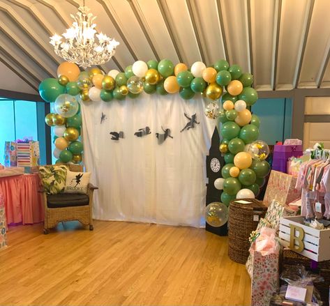 Balloon backdrop. Photo backdrop. Peter Pan. Neverland. Baby Shower Neverland Prom Theme, Neverland Party Decorations, Peter Pan Backdrop, Peter Pan Balloon Arch, Peter Pan Baby Shower Ideas Boys, Neverland Baby Shower Ideas, Peter Pan Baby Shower Ideas, Fairytale Baby Shower Theme, Fairytale Baby Shower