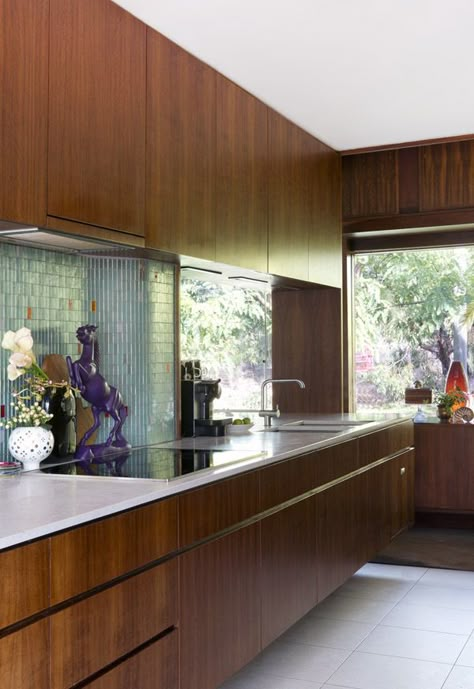 Original Kitchen. Purple horse sculpture designed by Renee and carved in Ubud, Bali. Styling – Anna Flanders, Photo - Angelita Bonetti for The Design Files. Mid Century Modern Kitchen Design, Modern Mid Century Kitchen, Mcm Kitchen, Casa Vintage, Mid Century Modern Kitchen, Mid Century Architecture, Mid Century Home, Mid Century Kitchen, Modern Kitchen Cabinets