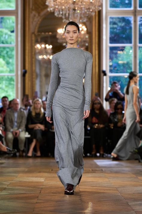 Discover Spring Summer 2024 – Victoria Beckham UK Cream Linen Dress, Spring Summer 2024, Spring Fashion Trends, Trend Forecasting, Runway Collection, Spring 2024, Clothes Collection, Grey Fashion, British Style