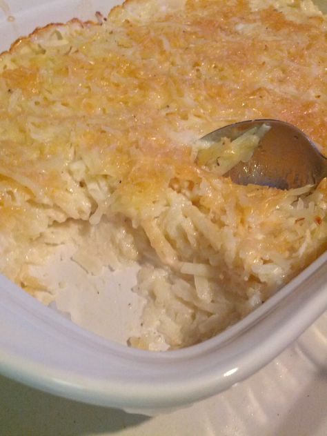 Mere of all trades...master of some!: Baked Parmesan Hash Brown Casserole. Inexpensive Easter side dish! So good Edible Ideas, Potato Side Dish, Easter Side Dishes, Dessert Recipes For Kids, Easter Desserts Recipes, Hash Brown Casserole, Pot Luck, Hash Brown, Potato Side Dishes