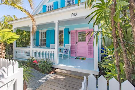 Florida House Ideas, Key West Cottage Exterior, Key West Exterior House Colors, Colorful Beach House Exterior, Turquoise House Exterior, Florida Keys House, Colorful Beach House Decor, Modern Beach Cottage, Pink Doors