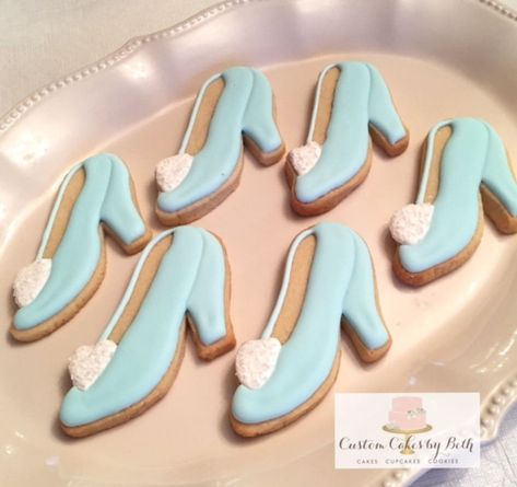 Disney Princess Cookies, Cinderella's Glass Slipper, Disney Princess Birthday Cakes, Cookies Decorated With Royal Icing, Shoe Cookies, Bridal Cookies, Princess Cookies, Disney Cookies, Cookies Sugar