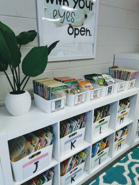 Kallax Classroom Library, Bookshelf Classroom Ideas, Classroom Bookshelf Organization, Primary Teaching Aesthetic, Primary Teacher Aesthetic, Primary School Aesthetic, Bookshelves Classroom, Ikea Classroom Ideas, Primary School Teacher Aesthetic