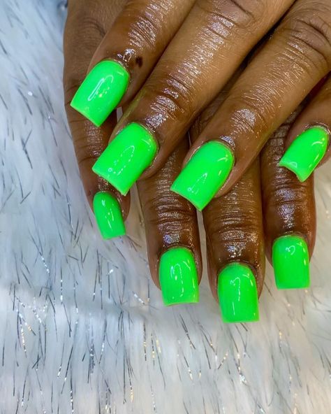 Lime Green Acrylic Nails, Pink And Green Nails Acrylic, Short Green Acrylic Nails, Green Short Nails, Bright Green Nails, Lime Green Nails, Neon Green Nails, Green Acrylic Nails, Bright Nails