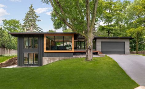 An inspiring midcentury makeover in Minnesota has fabulous curb appeal Mid Century Modern House Exterior, Mid Century Modern Renovation, Mid Century Exterior, House Flipping, Mid Century Ranch, Golden Valley, Renovation Inspiration, Modern Renovation, Modern Ranch