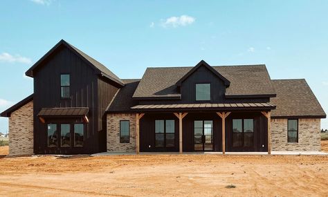 2022 New Construction Trends, Farmhouse Exterior Design, Barn House Design, Paint Your House, Barn Style House Plans, Modern Farmhouse Exterior, Farmhouse Plan, Ranch Style Homes, Barn Style House