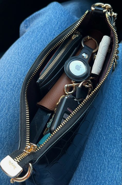 Purse Accessories Aesthetic, Shoulder Purse Aesthetic, What’s In My Handbag, Airtag Aesthetic, Inside Bag Aesthetic, What In My Bag Aesthetic, Work Purse Essentials, What In My Purse, Inside My Bag Aesthetic