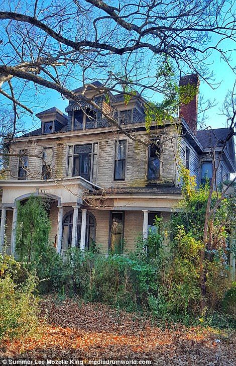 Old House On A Hill, Poor House Aesthetic, Decay Photography, Old Places, Heart House, Old Cabins, Real Haunted Houses, Scary Houses, Old Abandoned Buildings