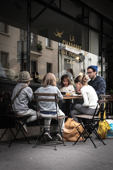 Family Cafe, French Breakfast, A Group Of People, Restaurant Paris, Coffee Pictures, Outdoor Cafe, I Love Paris, Coffee Culture, Group Of People