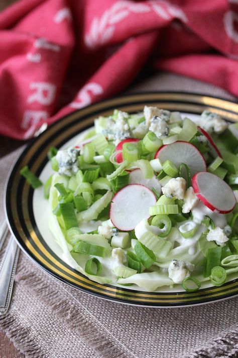 Crunchy Iceberg Salad with Homemade Creamy Roquefort Dressing from Karen's Kitchen Stories. An elegant make ahead salad for dinner parties. Roquefort Dressing, Iceberg Salad, Summer Pasta Dishes, Make Ahead Salads, Superfood Salad, Recipe Cover, Salad Recipes For Dinner, Fun Salads, Appetizer Salads