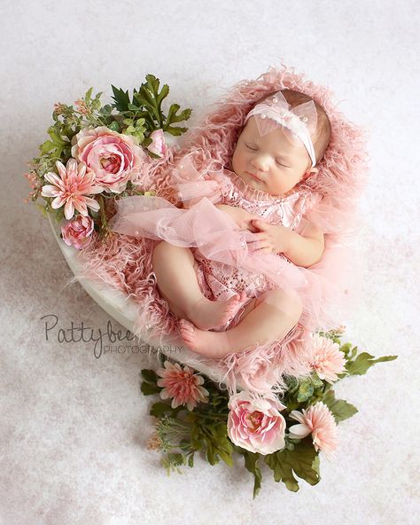 Newborn Photography Newborn Photography Girly, Photography Girly, Girly Flowers, Baby Photoshoot Ideas, Diy Newborn Photography, Baby Photography Backdrop, Newborn Pics, Cake Smash Photography, Newborn Photoshoot