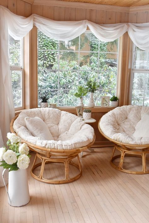 Pretty Cozy Living Room, Comfy White Chair, Comfy Corner Chair, Bedroom Cozy Corner, Cozy Hallway, Winter Home Decor Cozy, Cozy Chairs, Cozy Area, Comfy Place