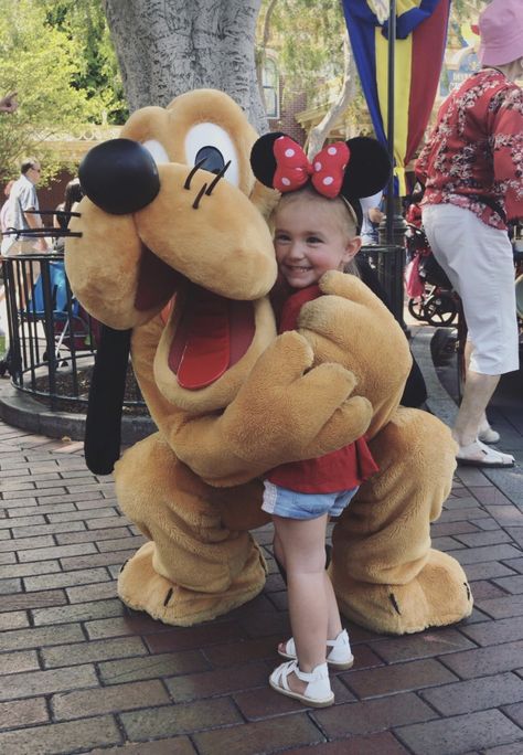 Disney Family Trip Aesthetic, Family Disney Aesthetic, Baby At Disney, Kids At Disneyland, Disneyland With Kids, Disney Parents, Disney World Photo Ideas, Big Safe, Disney World Aesthetic