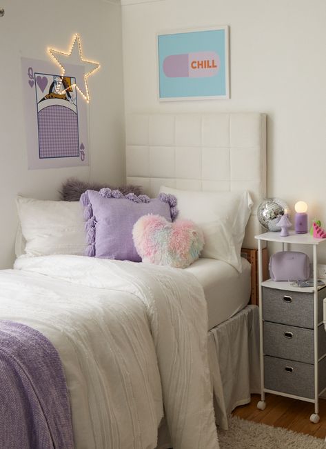 Lilac Dorm Room Ideas, Pink And Purple Dorm Room Ideas, Lavender Dorm Room Ideas, Ideas Para Cuartos Pequenos, Ideas Para Decorar Mi Cuarto, Dorm Room Ideas Purple, Purple Dorm Room Ideas, Bedroom Ideas Y2k, Y2k Dorm Room