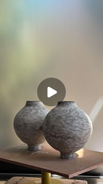 Coil Pottery Ideas, Pottery Vases Handmade, Ceramic Vessels Ideas, Clay Hacks, Craft Pottery, Coil Pottery, Pottery Inspo, Beginner Pottery, Pottery Vases