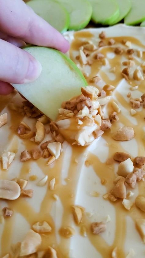 Caramel Apple Cream Cheese Board Cream Cheese Board, Cute Charcuterie, Cheeseboard Recipe, Appetizer Boards, Six Sisters Recipes, Butter Boards, Cheese Melt, Apple Cream Cheese, Butter Board