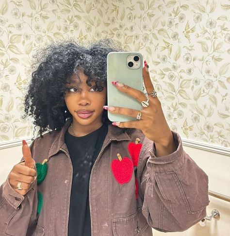 Don’t let them fool you . There’s still life worth living and joy worth finding . | Instagram Sza Instagram, Sza Singer, Celebrity Selfies, Life Worth Living, Cute Lockscreens, Pop Queen, Normal Girl, Gone Girl, Instagram Funny