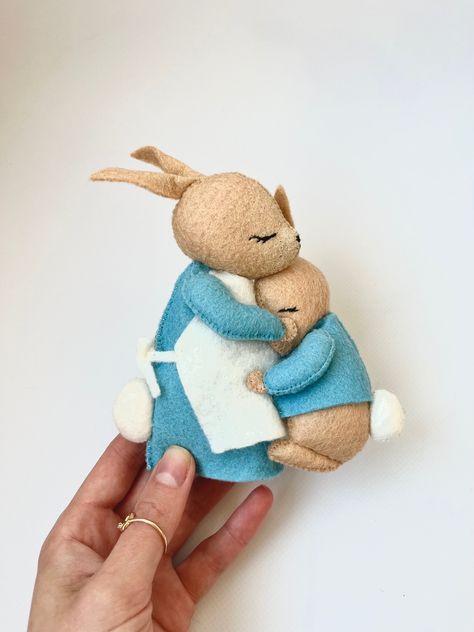 Peter Rabbit Mobile, Peter Rabbit Diy, Peter Rabbit Toys, Mobile Ideas, Rabbit Family, Rabbit Gifts, Farm Baby, Felt Mobile, Felt Projects