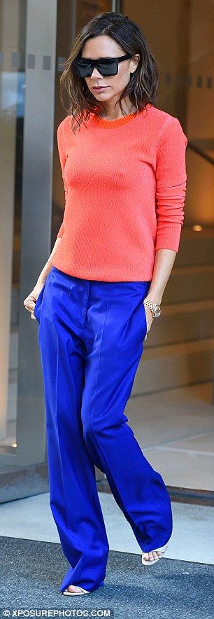 Victoria Beckham wearing a coral sweater & royal blue trousers from her own… Royal Blue Pants Outfit, Blue Trousers Outfit, Cobalt Blue Outfit, Cobalt Blue Pants, Winter Office Outfits, Blue Pants Outfit, Style Victoria Beckham, Royal Blue Pants, Beckham Style