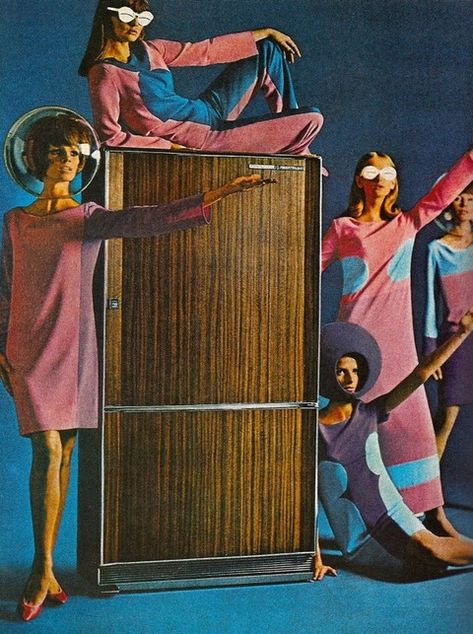 Space refrigerators. 60s Space Age, Space Age Fashion, General Aesthetic, Style Année 60, Space Fashion, Space Girl, Atomic Age, Futuristic Fashion, Retro Futuristic