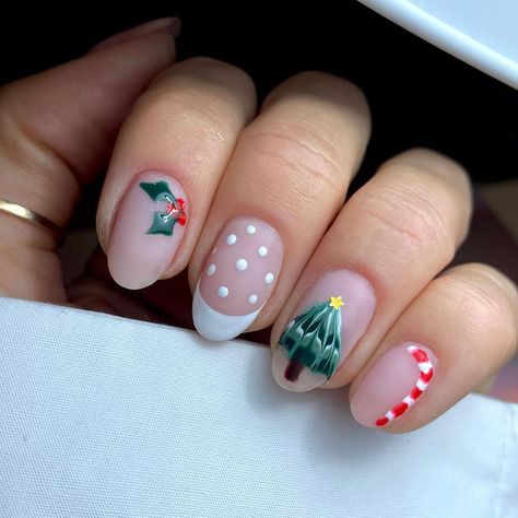 • CANDY CANE LANE • I’m not a lover of candy canes when it comes to eating them but I love to paint them on tiny canvases ❤️🤍 Prep:… | Instagram Winter Short Nails, Diy Christmas Nail Designs, Geeky Nails, Nails Festive, Christmas Nails Diy, Festive Nail Designs, Candy Cane Lane, Candy Cane Nails, Winter Manicure