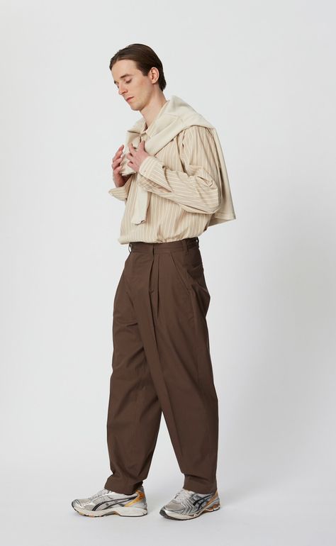 Brown Pleated Trousers Outfit Men, Pleated Trousers Outfit Men, Pleated Trousers Outfit, Painter Outfit, Trousers Outfit Men, Brown Pants Outfit, Trouser Outfit, Baggy Trousers, Minimal Outfit